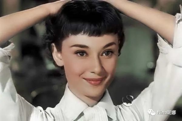 穿女团装变东方版奥黛丽赫本