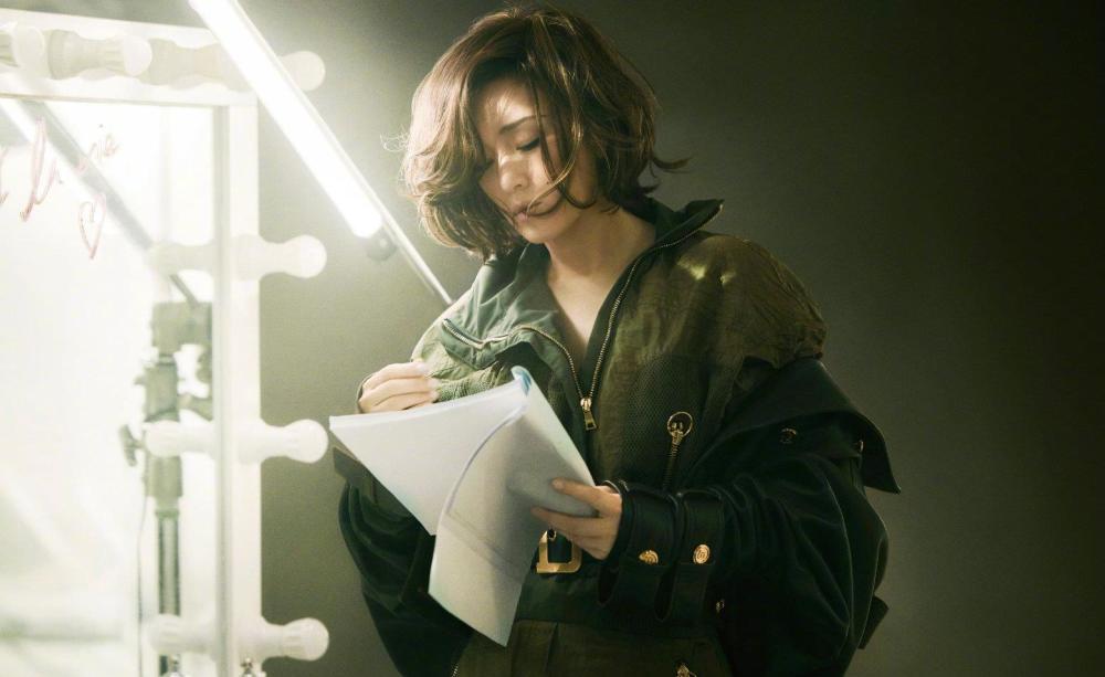 巩俐罕见剪短发大变样烫卷发变东方版玛丽莲梦露美人痣太抢镜