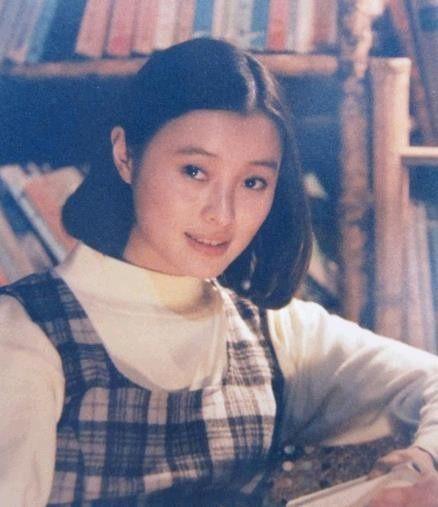 同居5年被抛弃,49岁至今未婚,演员吴越的从容人生