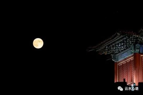 一首登楼眺望的七律,明月是贯穿全诗的线索,结尾却是