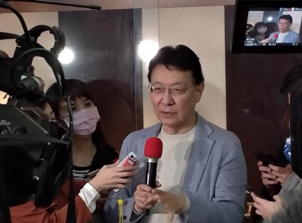 "并举台湾中广集团董事长暨tvbs节目主持人赵少康为例,要求赵辞去媒体