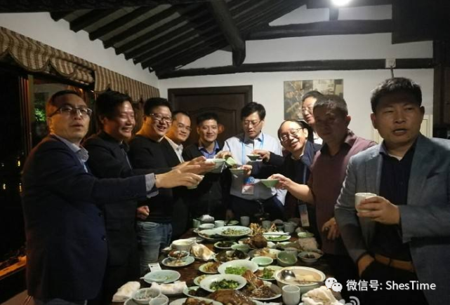 不过,还是要尊重客人之间的谦让和安排,不要硬来,若是客人之间彼此