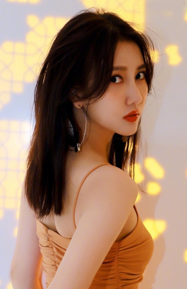 美女歌手弦子穿吊带短裙秀美腿和玉足这身材太赞了,真是极品中的极品