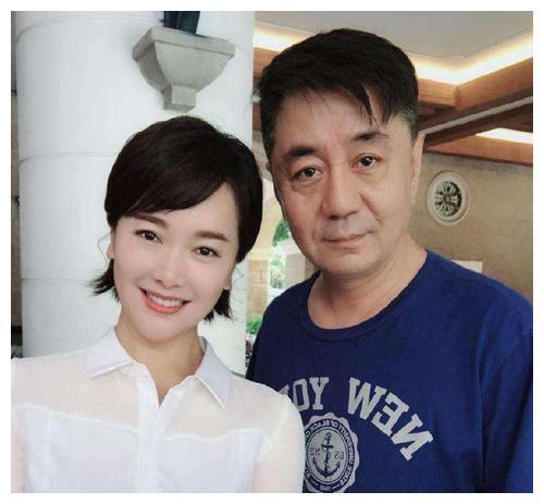42岁左小青身材有多好?当她穿泳衣下水时,网友:这不煤气罐吗