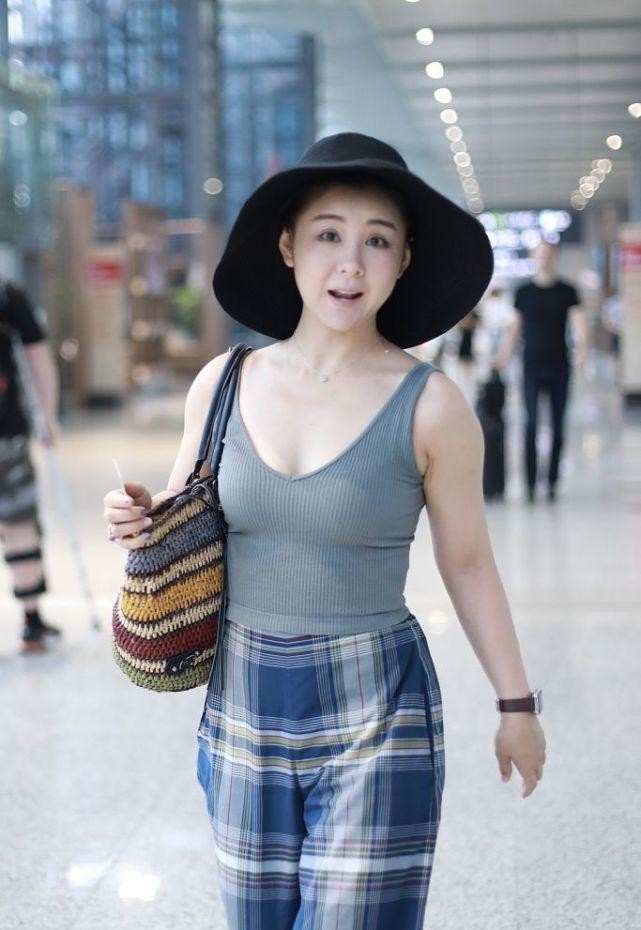 王雷老婆李小萌还挺有"肉"的,腿看着略显粗壮,但还挺