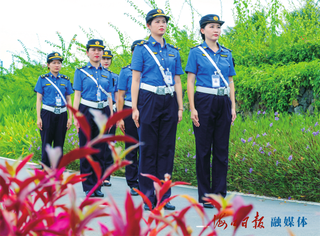 龙华分局女子中队:柔性执法 巾帼风采