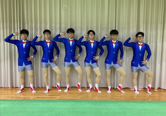 柯南身为帝丹小学的学生,平时都穿着一套深蓝色的校服.