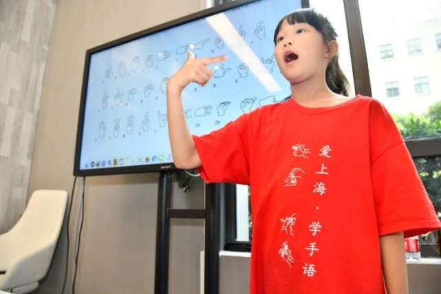 9岁手语推广大使教唱国歌赶快加盟手语课堂一起来上手语课