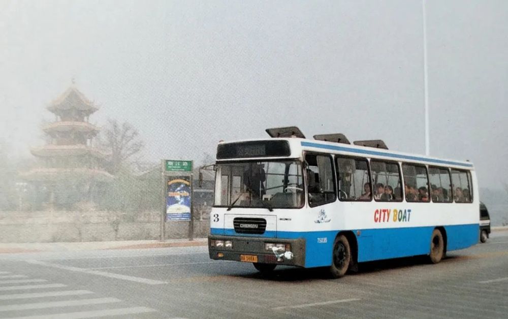 1996年,成都公交使用的成都客车厂生产的成都牌6105型cng公共汽车