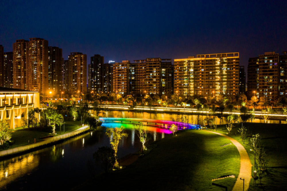 就像一条"彩虹"成为活力岛夜里最美的一道风景整个活力环步道亮起五光