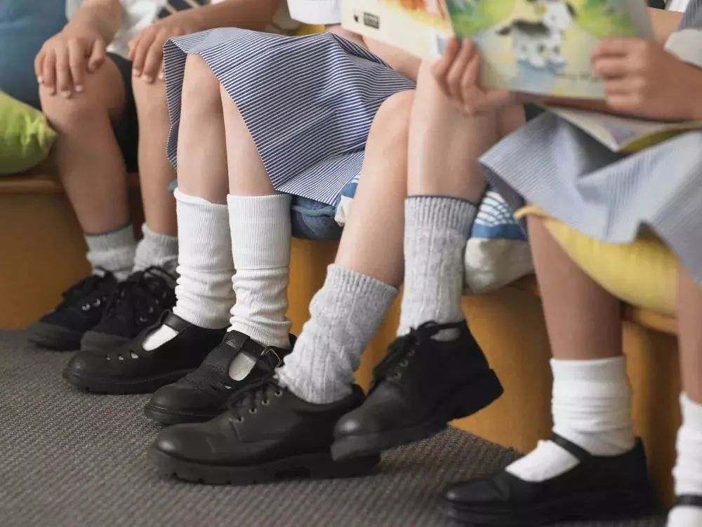 6岁孩子双脚"畸形,只因妈妈这种错误穿鞋方式