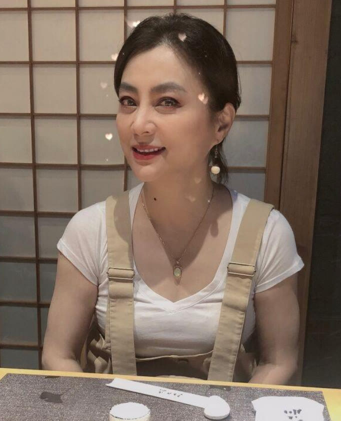 李玲玉才不服老,穿背带裤扎马尾不像57岁,脸蛋还是当年美人模样