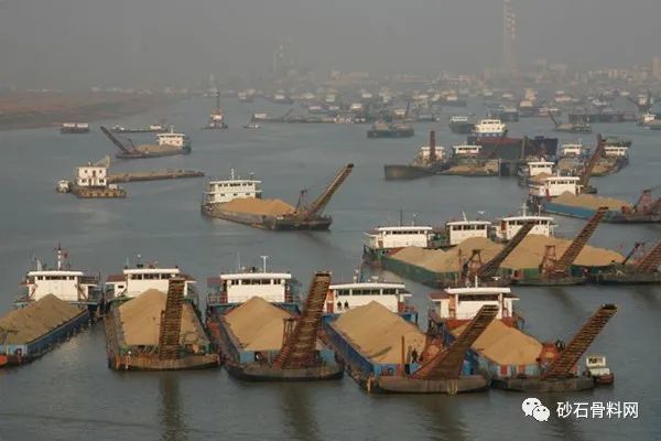 督查组一行分别查看了岳阳市湘阴县易婆塘砂石采区管理,湘阴县砂石