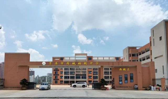 初 中 贵港市荷城初级中学(二校区) 学校位于桂林路和圣湖路交汇处