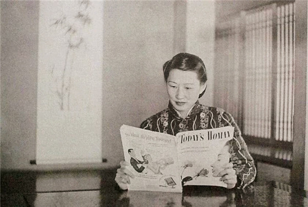 年轻时候的赵一荻,身材长相都是无可挑剔,而且,年纪轻轻的赵一荻就