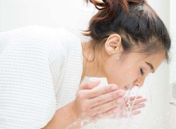 洗脸时水温过高.
