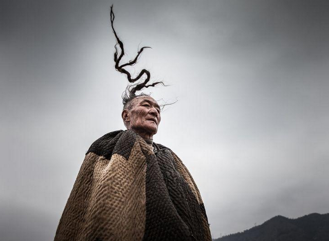 后来不知道为啥,岷江流域突发大洪水,古彝族人世代生存的家园,突然