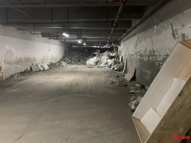 小区装修建渣乱堆放导致扬尘污染，物业清理后还优化了临时堆放点管理腾讯新闻 