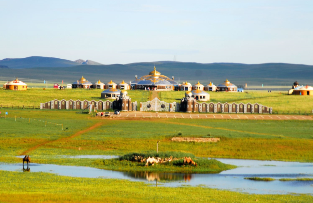 这是一座保留古代蒙古宫殿建筑风格的旅游景区,景区内星罗棋布的蒙古