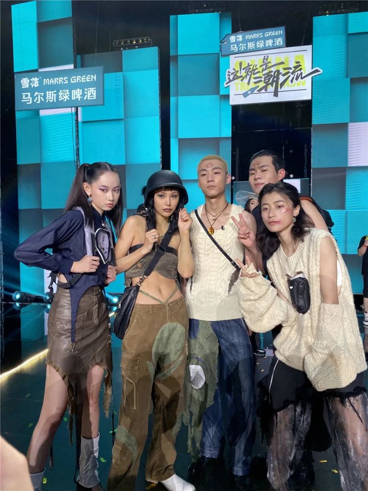 顺利收工,瞿清怡小迷妹如愿和"潮流带人官"李佳琦拍到了合影!