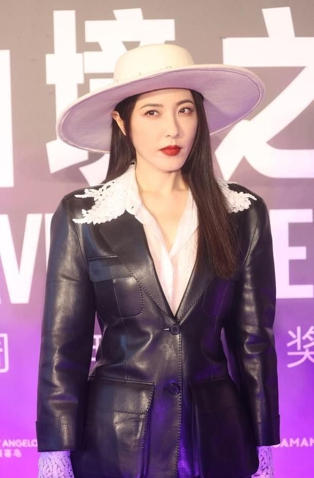曾黎扮成"西部牛仔"太成功,黑色皮衣配高筒靴真的帅