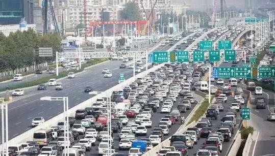 早高峰郑州中州大道绿化车占用行车道浇水 市民吐槽:真是添堵