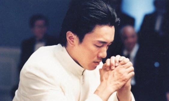 1990年,周星驰主演了《赌圣》和《赌侠》两部经典电影,这个时候开始