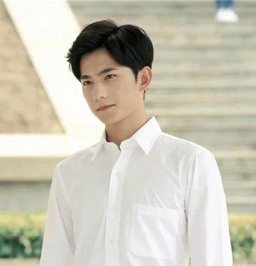 杨洋:为什么杨洋的背总是挺的很直?