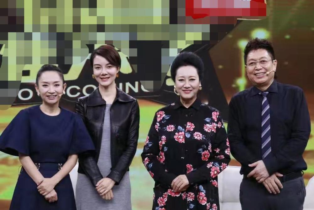 王丽云车晓母女罕同框!穿花裙子戴超大金耳环,曾被女儿吐槽爱买房