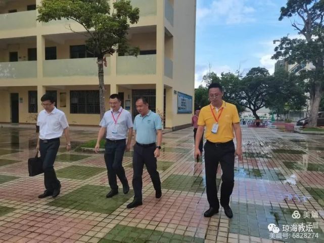 嘉积三中韩众校长,李成渊书记,王平副校长以及相关负责人陪同调研.