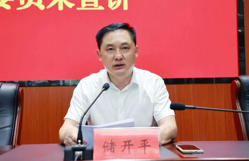 市政协教文卫体和文史委秘书处处长郑晓艳;如皋市政协副主席郑振明