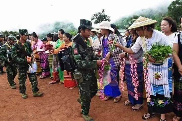 勐傣掸邦军rcss行军长征途中受到百姓的热情欢迎图片集