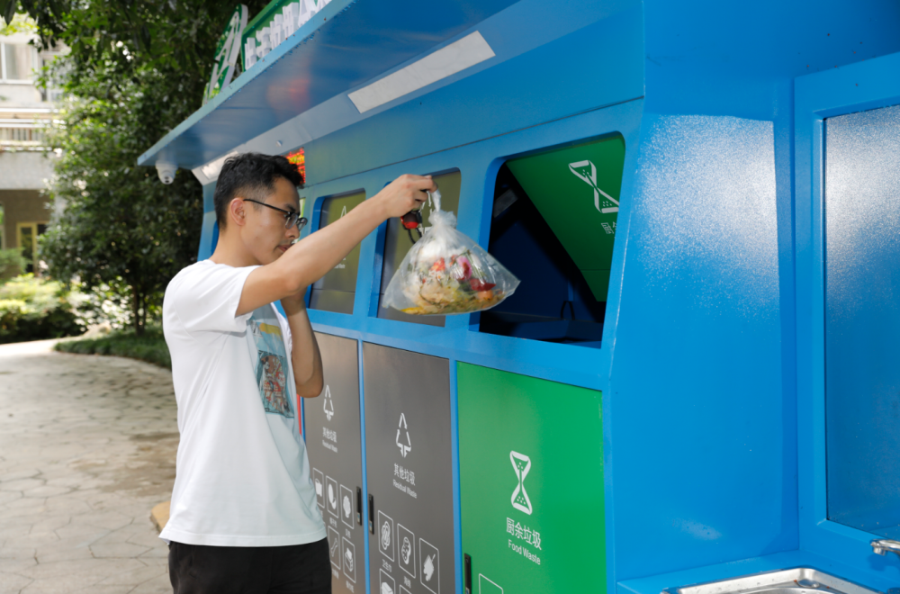 顺庆:扔垃圾成为"美差" 智能垃圾箱亮相居民小区