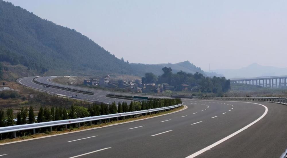 湖北在建一条高速公路,长约126公里,双向6车道,时速100公里