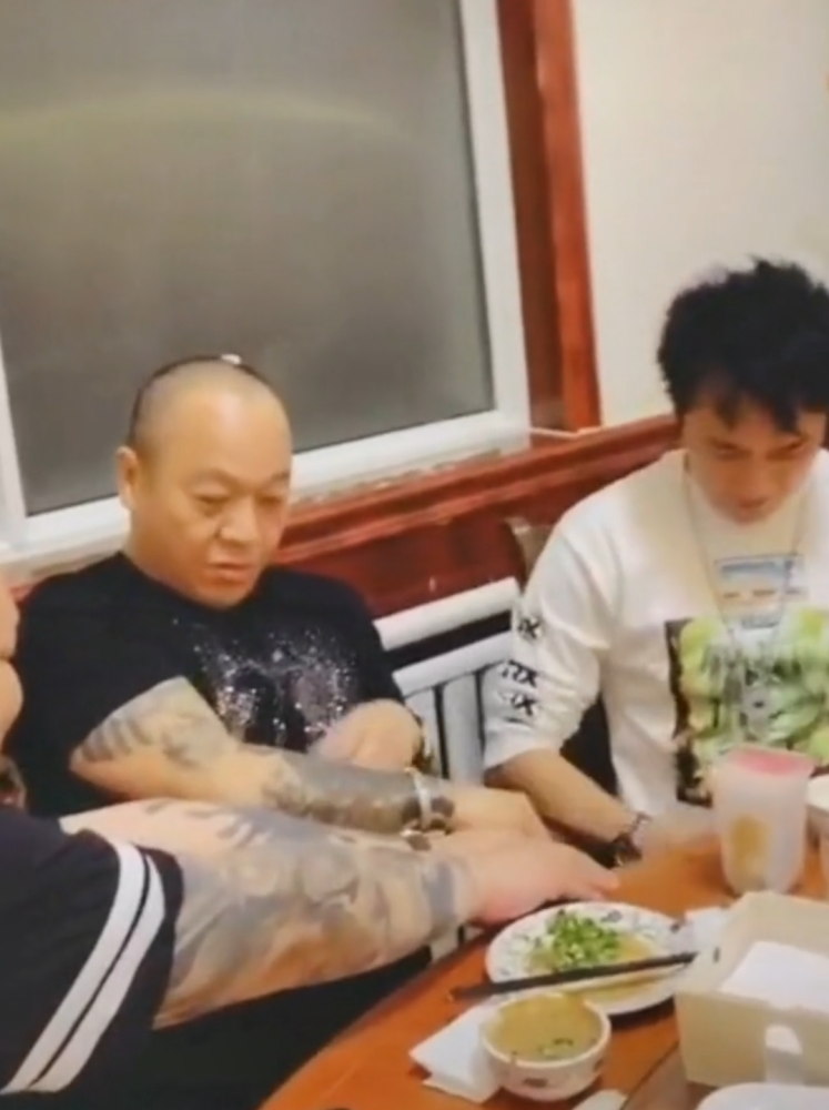 "大b哥,靓坤"聚首!吴镇宇抚摸对方纹身,遭斥责纹身不能出街