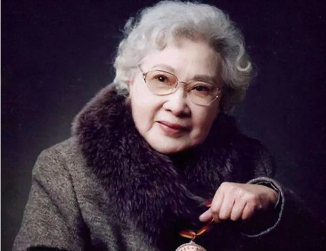 100岁的传奇女星秦怡:一生经历坎坷,一辈子只属于电影