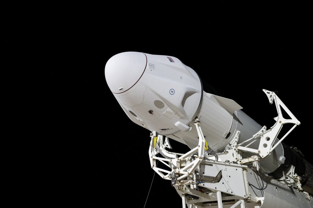 本次使用的"坚毅号"载人龙飞船,是去年11月,spacex首次正式载人飞行