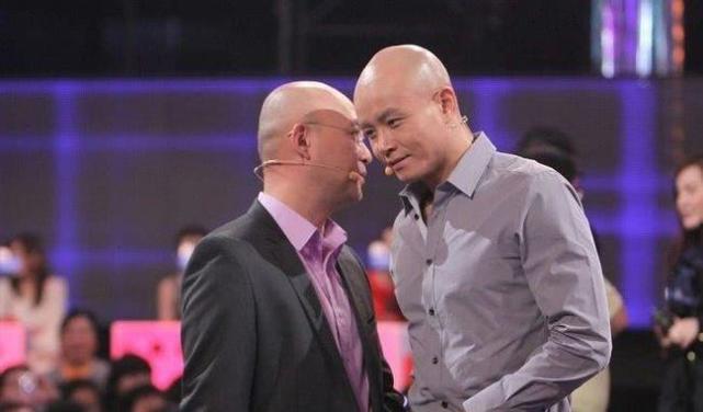 其中也捧红了两个光头男人,一位是主持人孟非,一位是情感导师乐嘉.