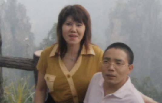 重庆1米34的宠妻亿万富豪被妻子杀害,年