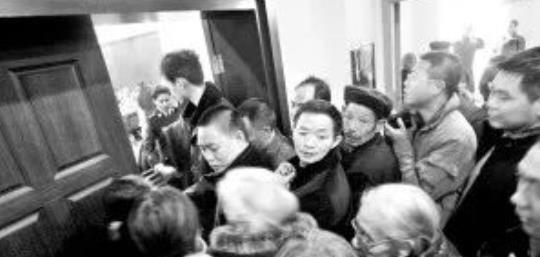 当市五中院开庭审理这起豪门命案时,汪显东公司的数百名员工到场旁