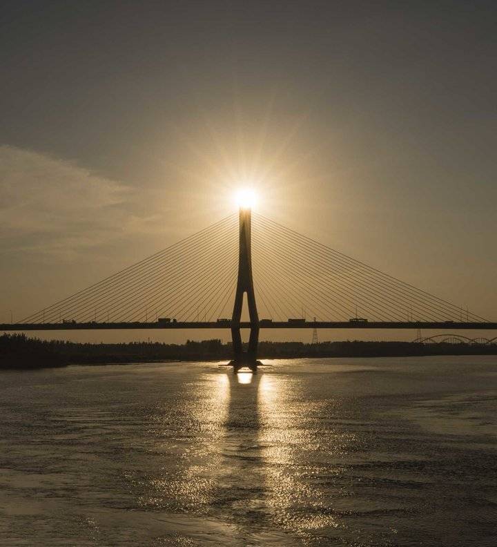 太壮观啦!夕阳下的济南建邦黄河大桥