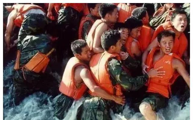 详解1998年洪水九江决堤战士以身抗洪老百姓哭喊求求你们不要跳了