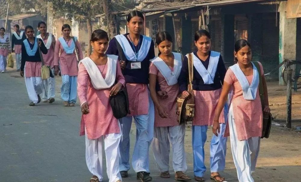 印度男生的校服在款式上比较统一,一般都是衬衫配领带和西裤,大部分