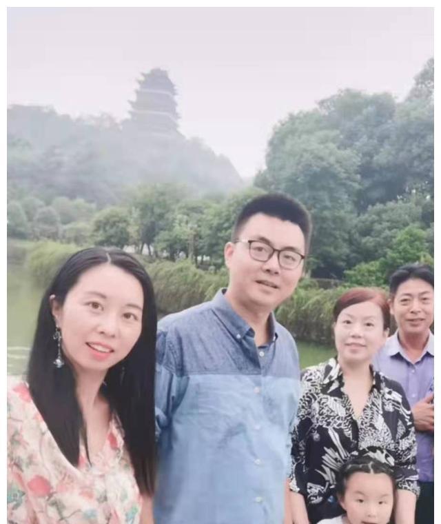 许敏一家人的合影都是充满了幸福快乐杜新枝看到又该难受了