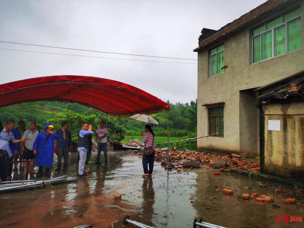 泸县福集镇草坝村,一户民房楼上的围墙垮塌