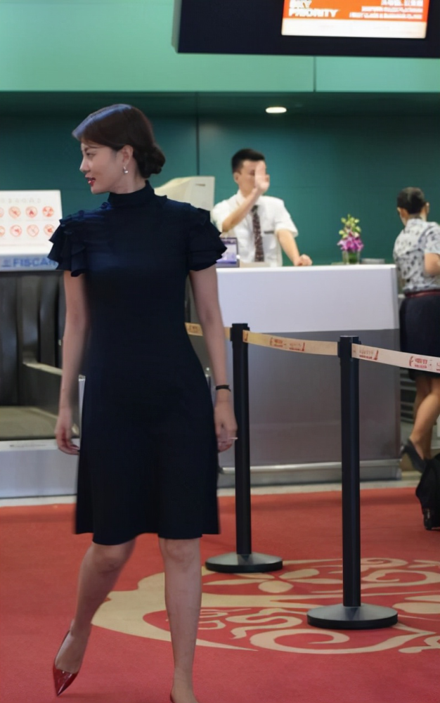 生活中的刘芳菲也这么优雅宽肩细腰的比例正好裙装盘发挺精致