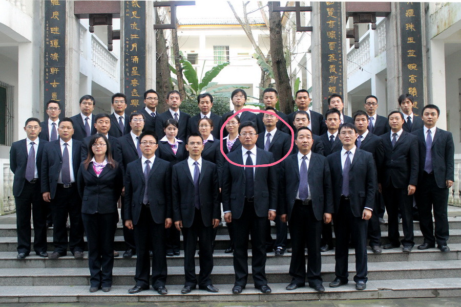 先挑几个很有说服力的身份:达州外国语学校校长,董事长向黎,曾任渠县