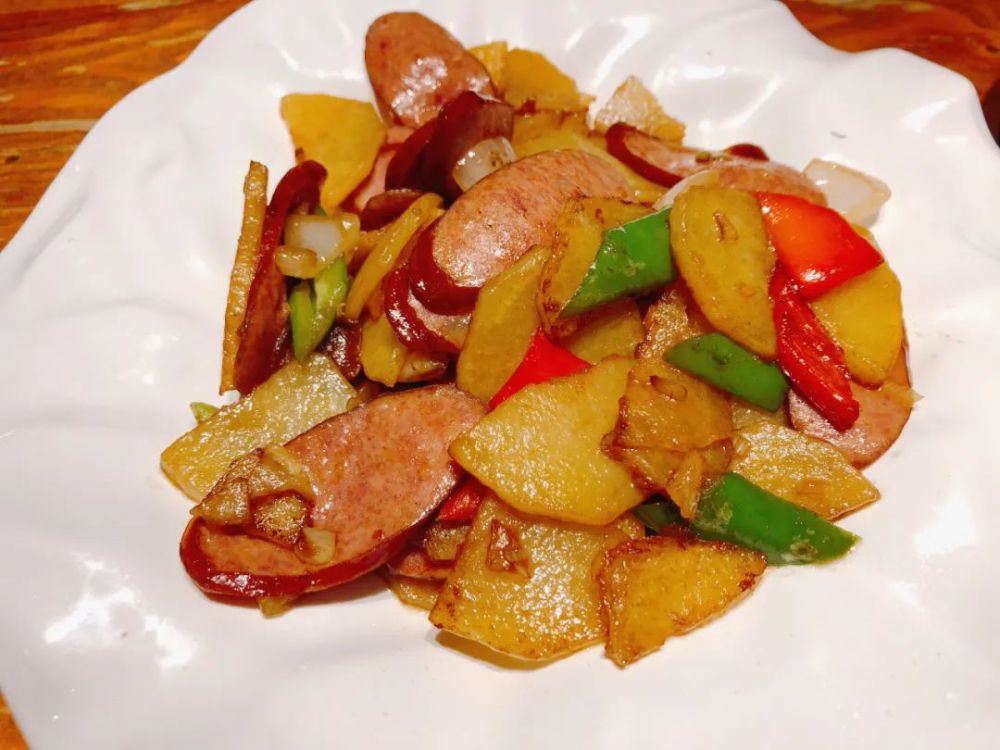 哈尔滨红肠炒土豆 这也是一道家常的不能再家常的下酒菜.