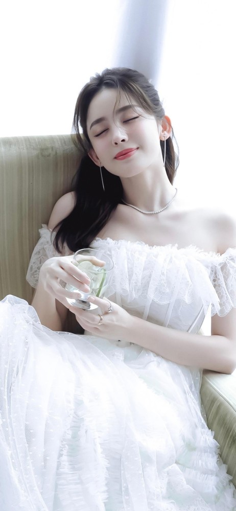 古力娜扎白色性感抹胸裙写真