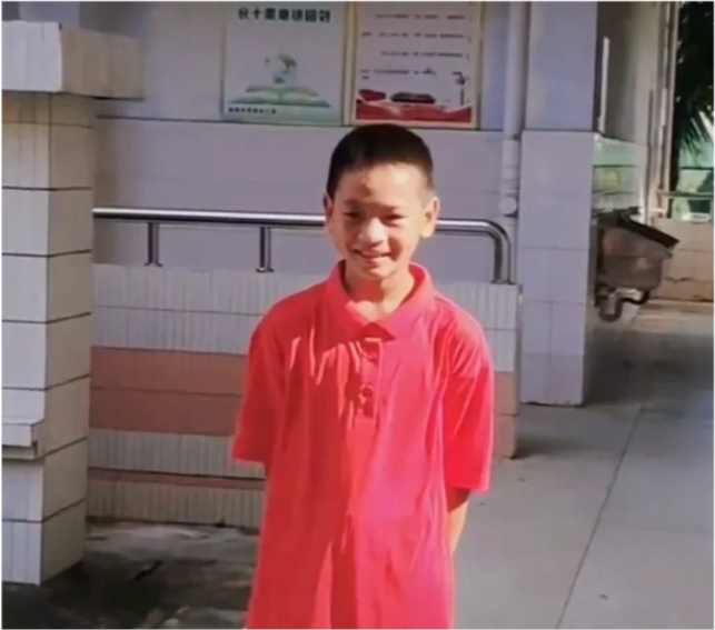 全红婵弟弟的一段采访视频被曝光,视频里全红婵的弟弟穿着红色的外套